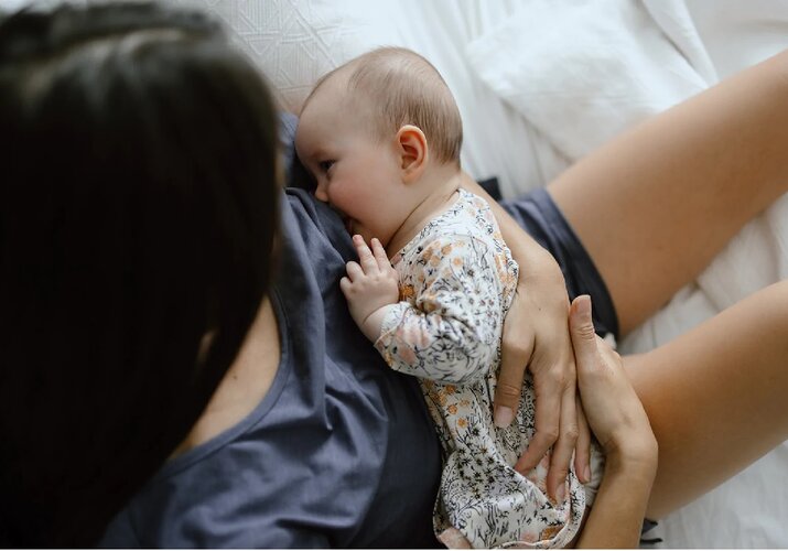 Kojenie novorodenca - tehotenská košeľa na dojčenie>