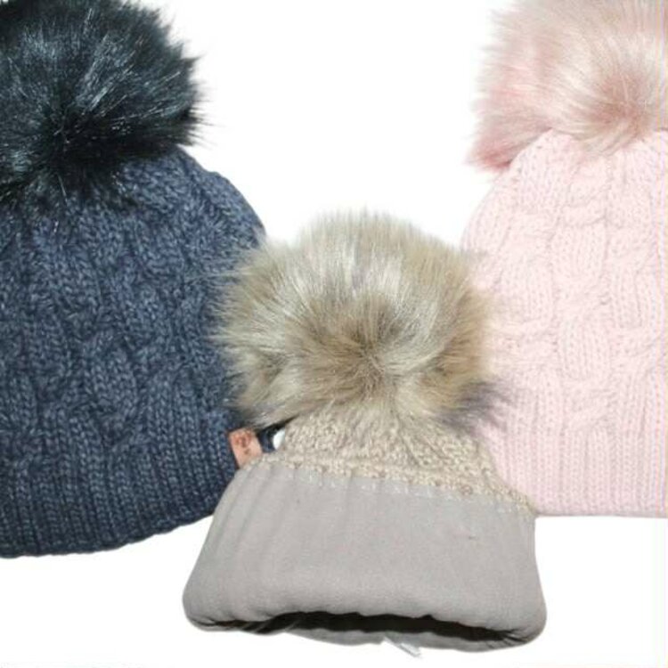 Dámska čiapka s brmbolcom Beatrix